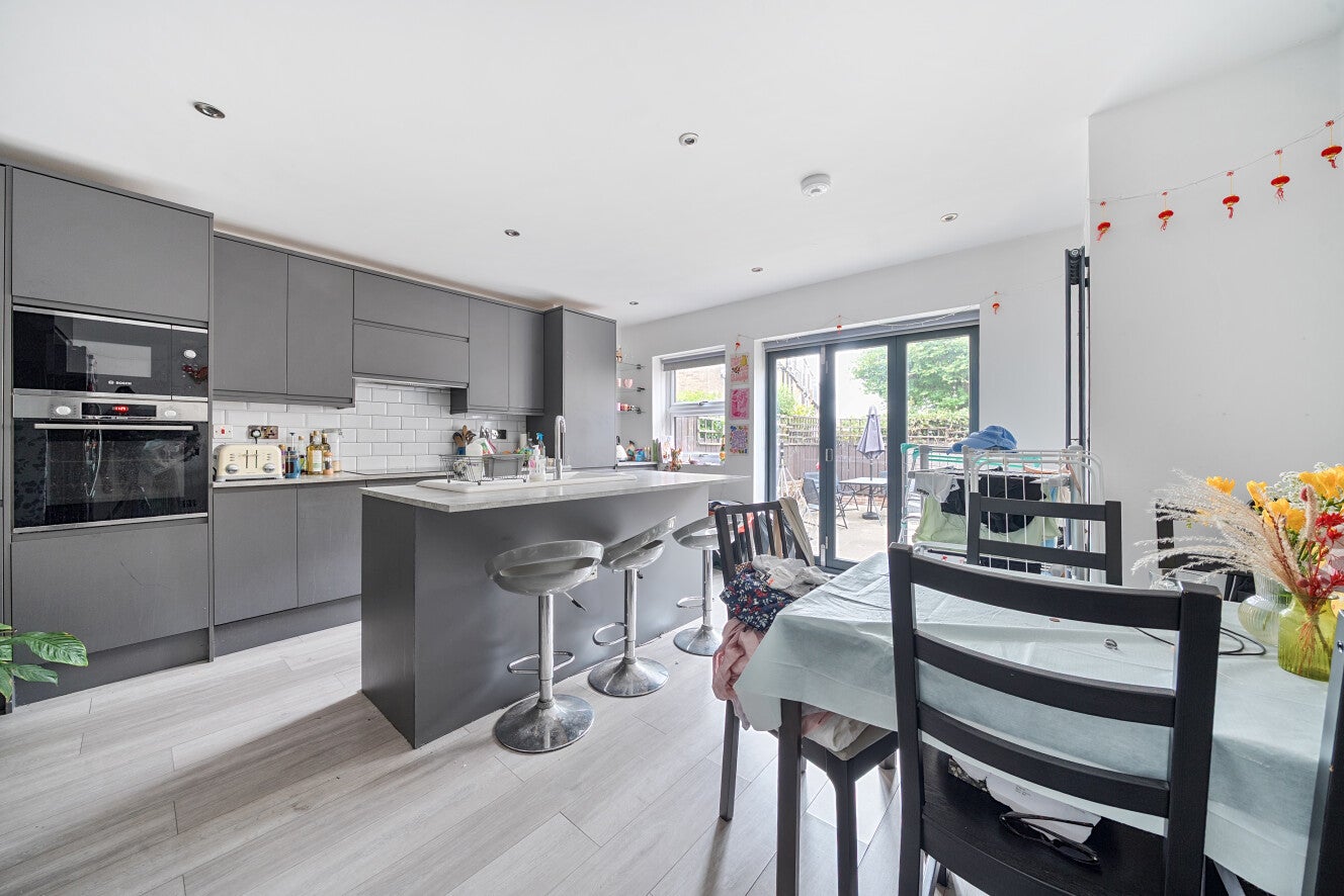 Flat Vant Road in Greater London