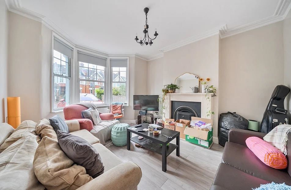 Flat Vant Road in Greater London