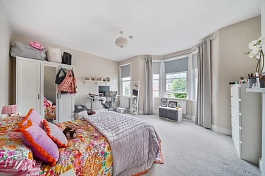 Flat Vant Road in Greater London
