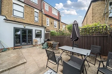 Flat Vant Road in Greater London