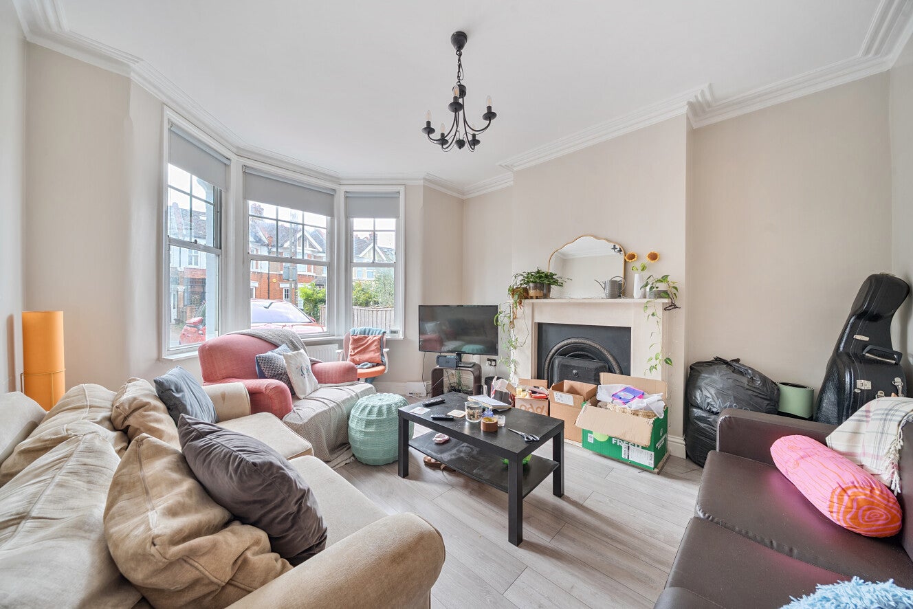Flat Vant Road in Greater London