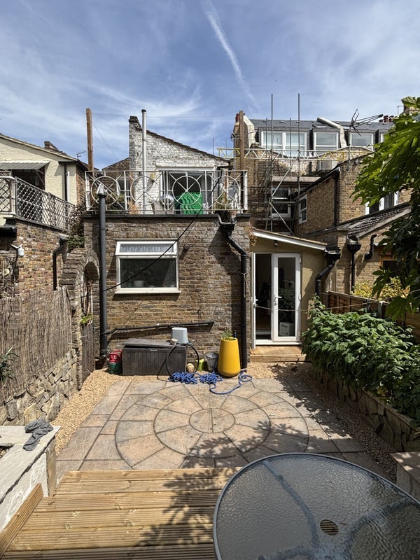 Room Grove Road in Greater London