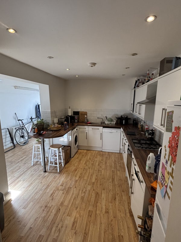 Room Grove Road in Greater London
