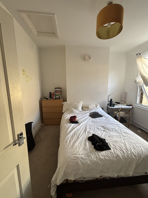 Room Grove Road in Greater London