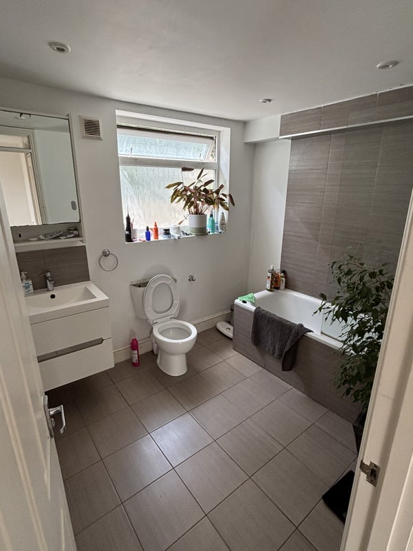 Room Grove Road in Greater London