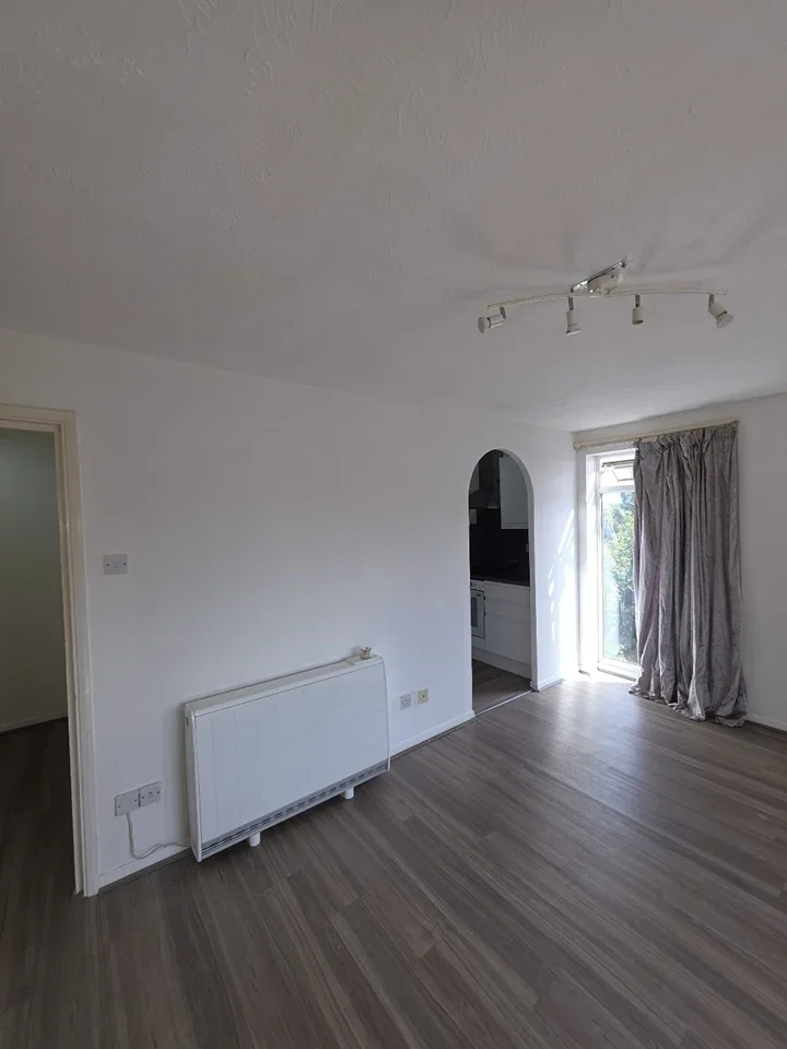 Flat Snowdon Drive in Greater London