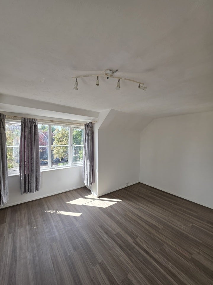 Flat Snowdon Drive in Greater London