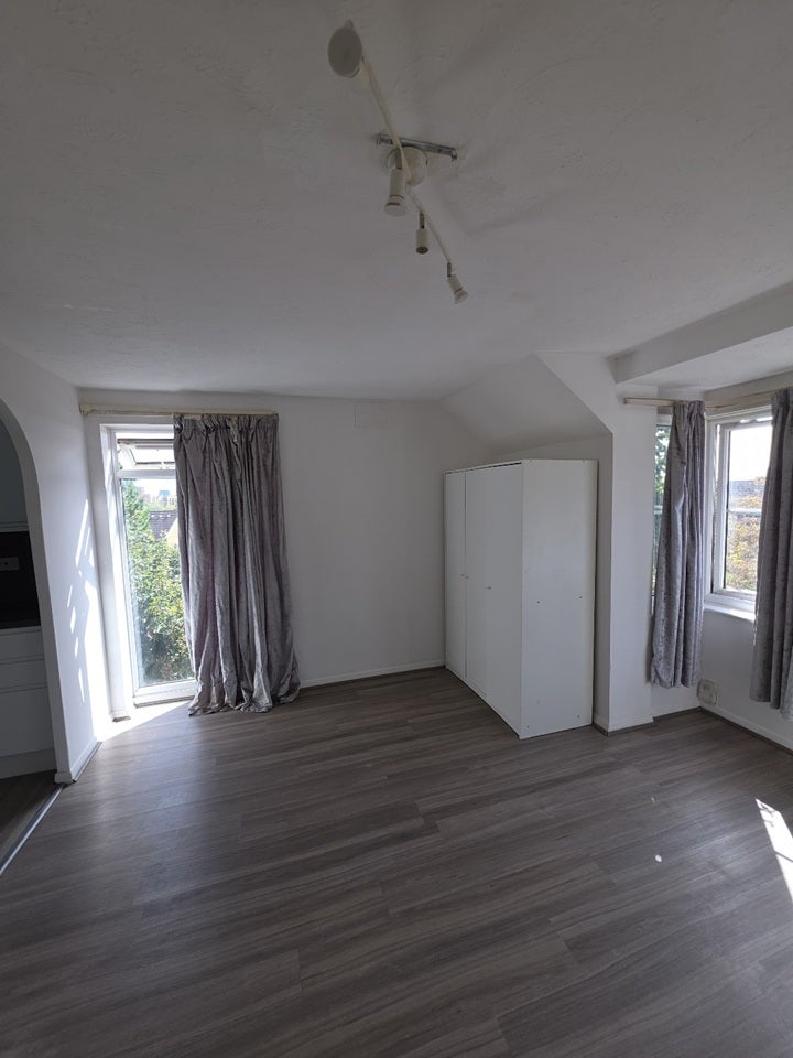 Flat Snowdon Drive in Greater London