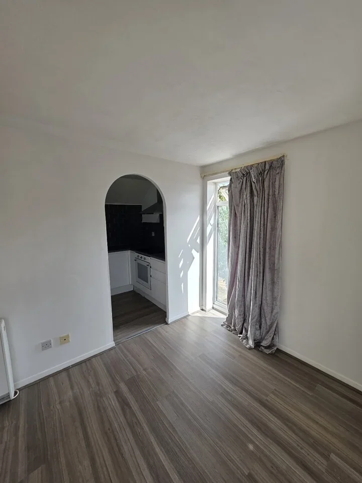 Flat Snowdon Drive in Greater London