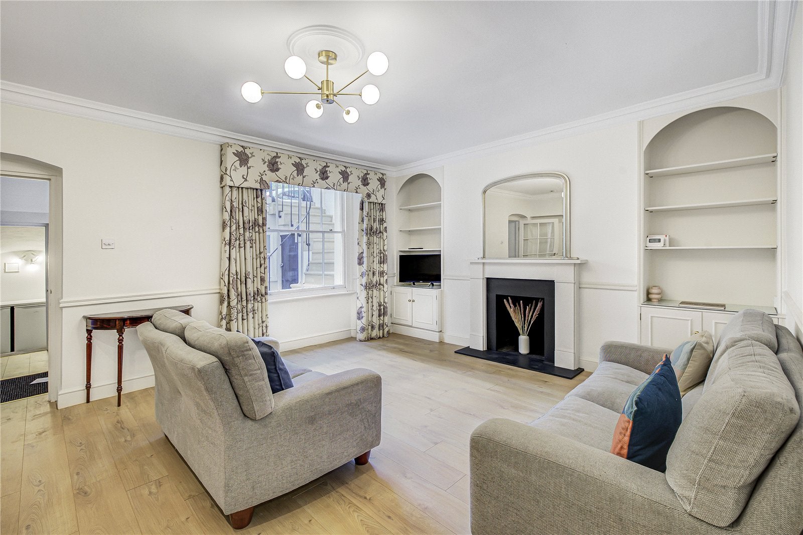 Flat Hugh Mews in City of Westminster