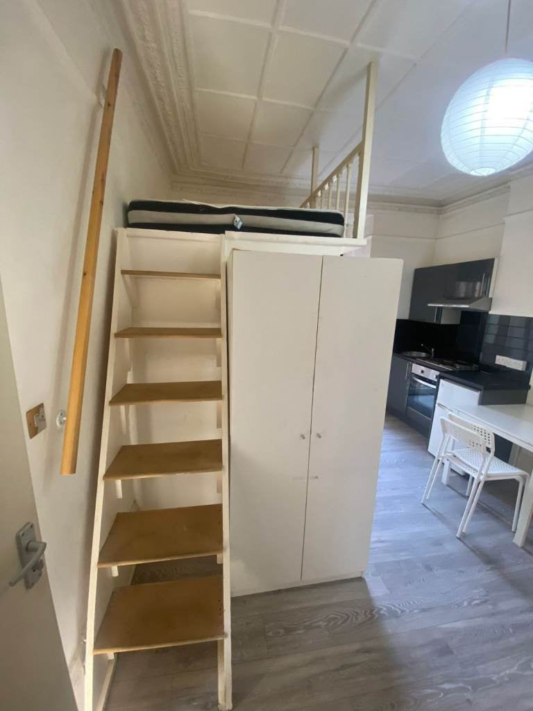 Flat Kenton Road in Greater London