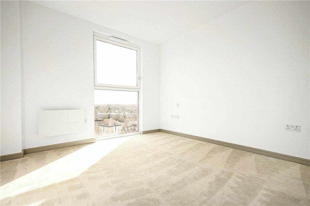 Flat Fairfield Avenue in Borough of Spelthorne