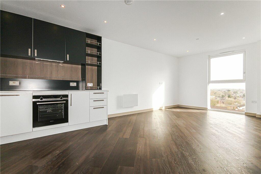 Flat Fairfield Avenue in Borough of Spelthorne