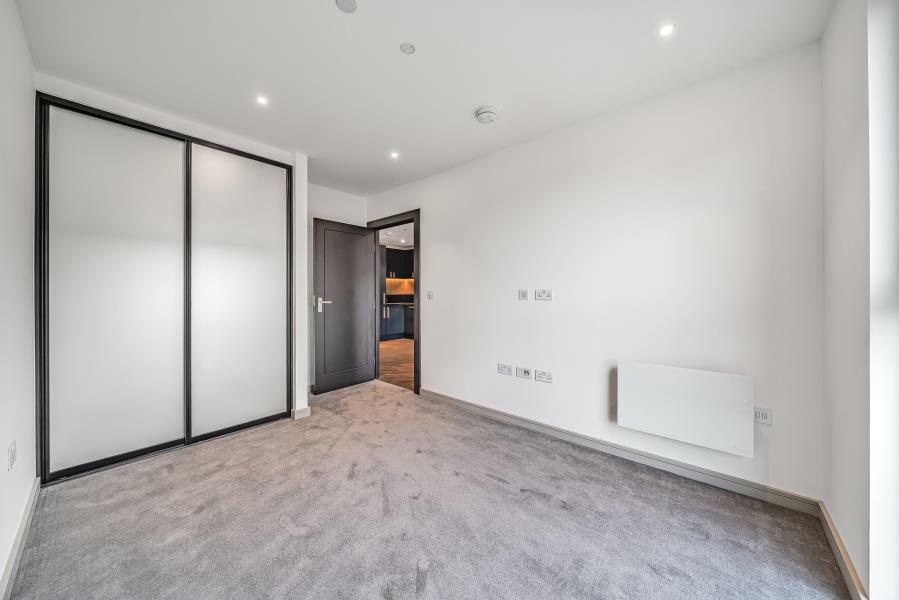 Flat Fairfield Avenue in Borough of Spelthorne
