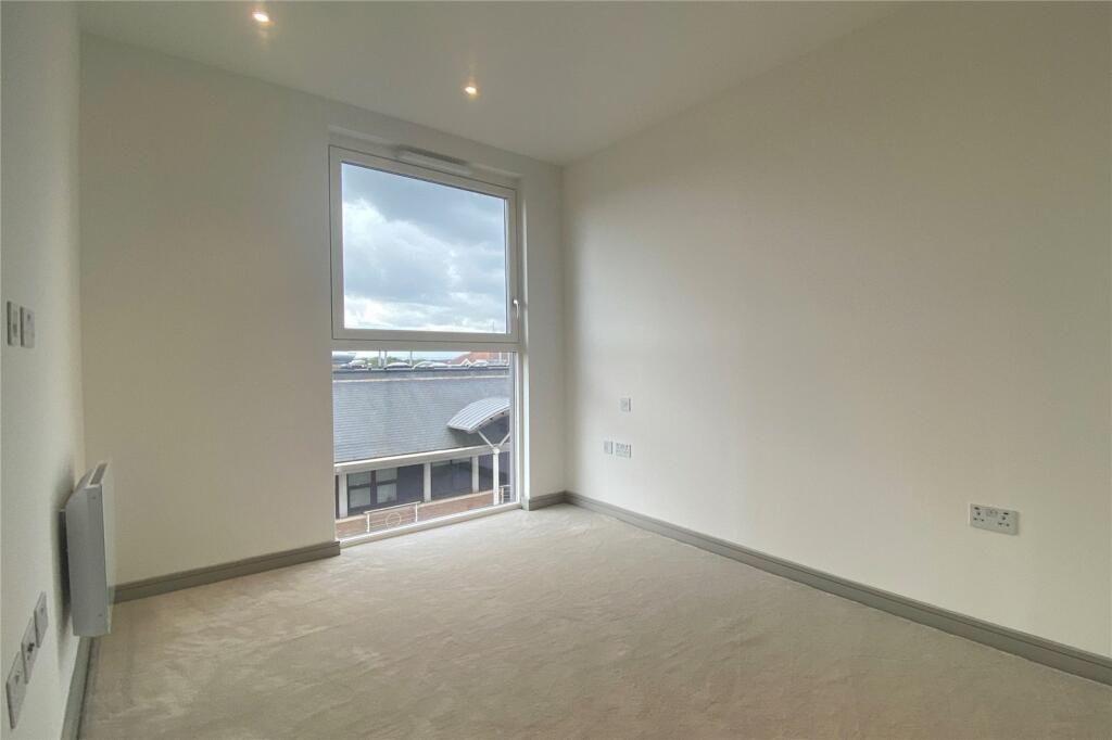 Flat Fairfield Avenue in Borough of Spelthorne