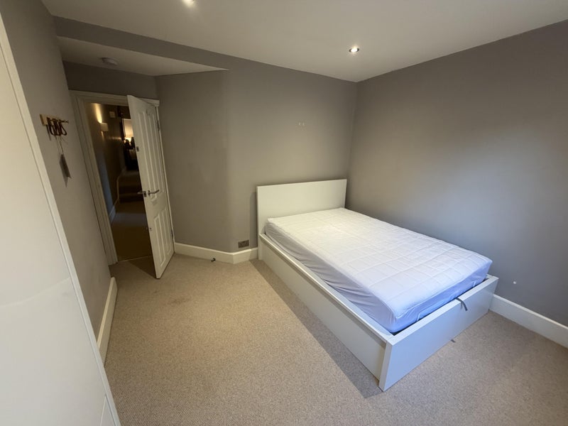 Room Fortune Green Road in Greater London