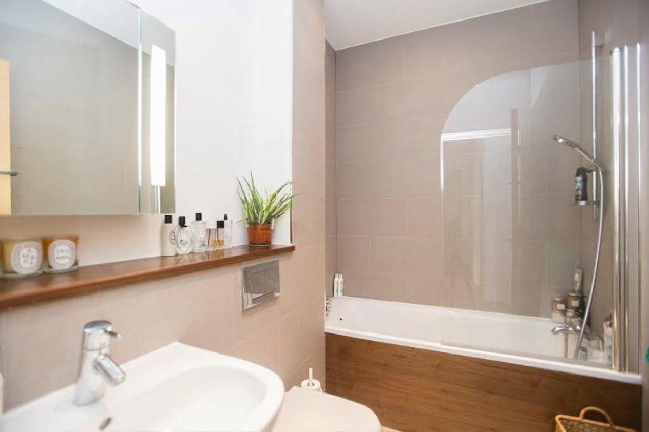 Flat Mortimer Road in Greater London