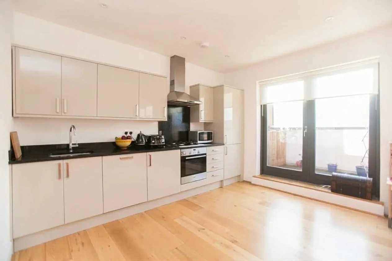 Flat Mortimer Road in Greater London