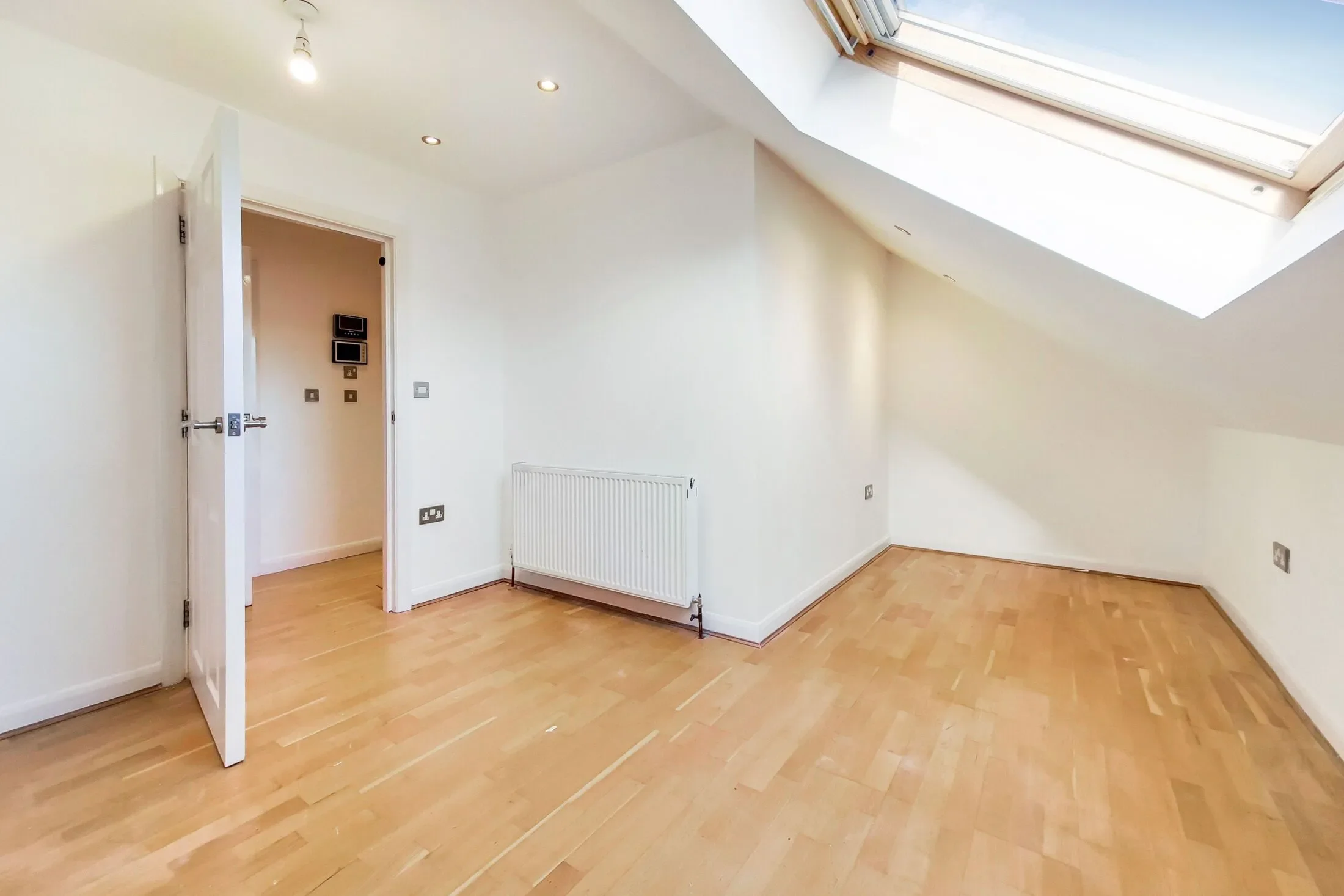 Flat Eastcote Lane in Greater London