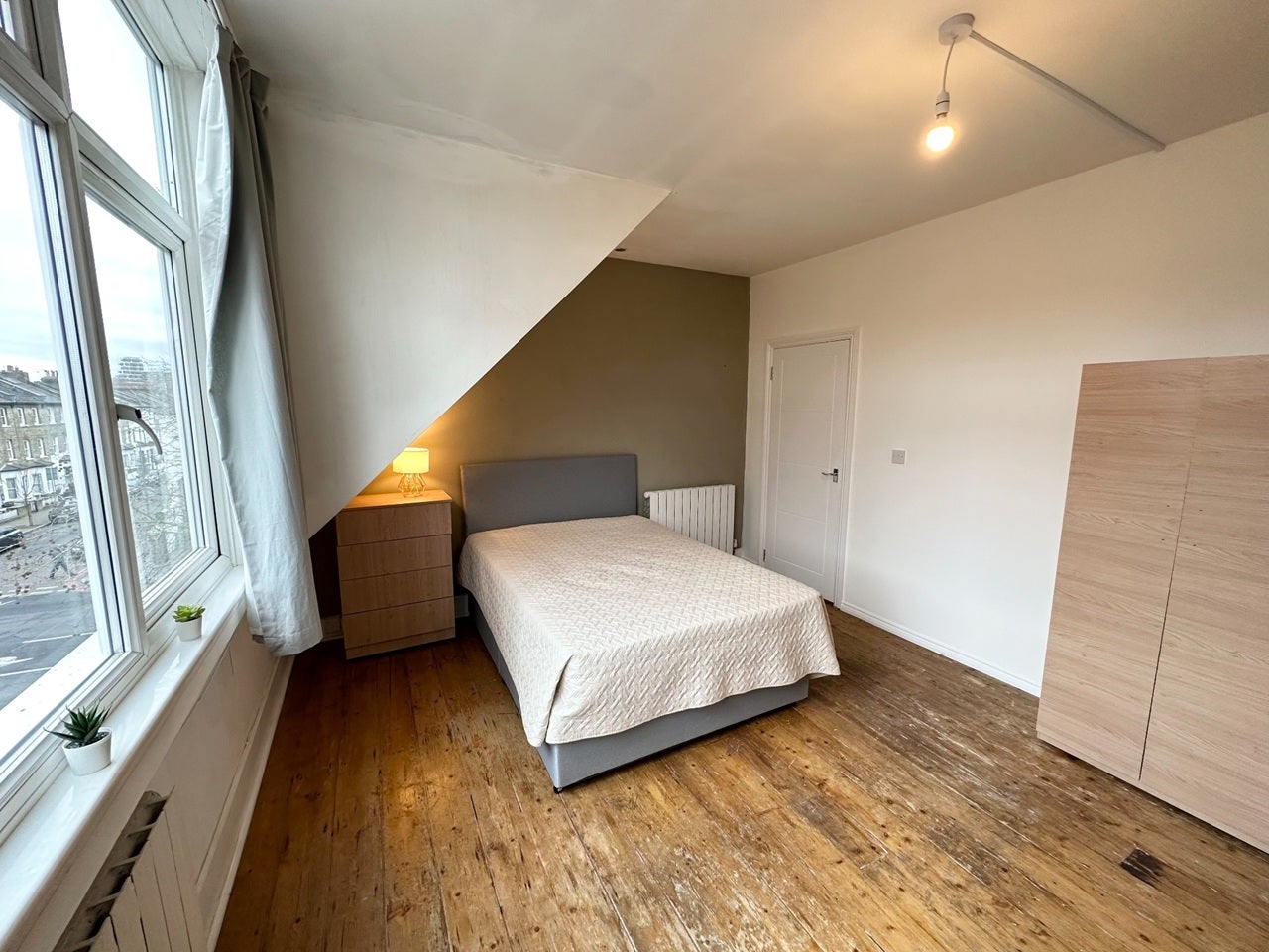 Flat Kersley Street in Greater London