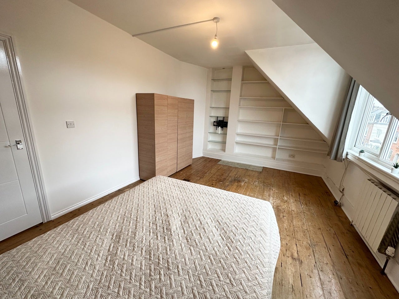 Flat Kersley Street in Greater London