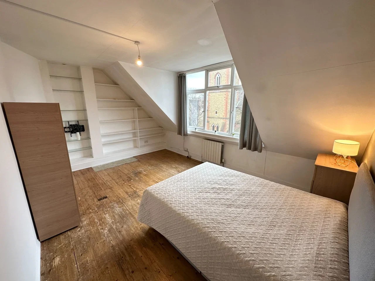 Flat Kersley Street in Greater London