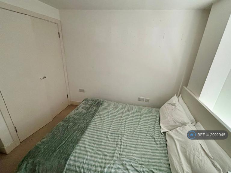 Flat Simpson Street in Greater London