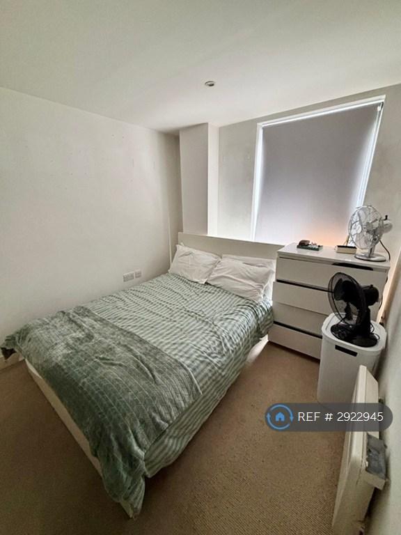 Flat Simpson Street in Greater London
