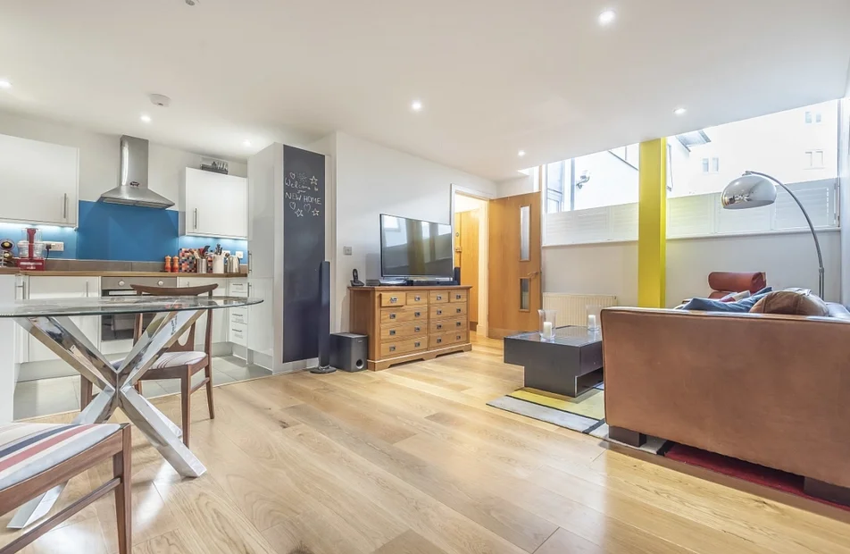Flat Houghton Square in Greater London