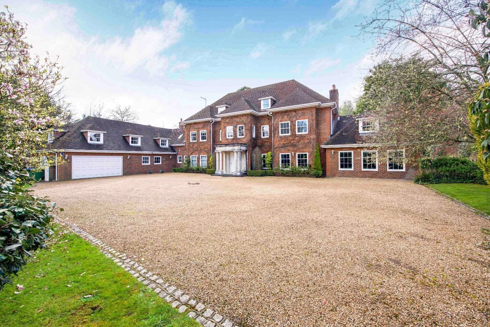 House Queens Drive in Elmbridge