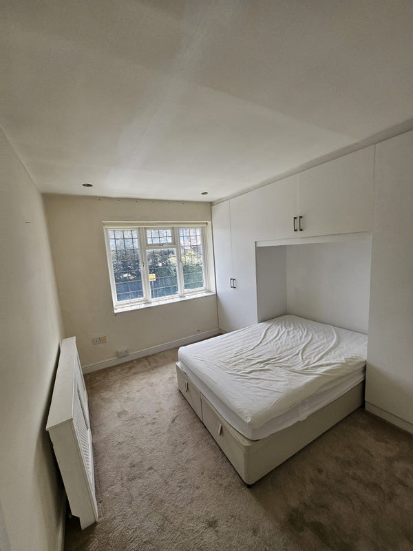 Room Ruscoe Road in Greater London