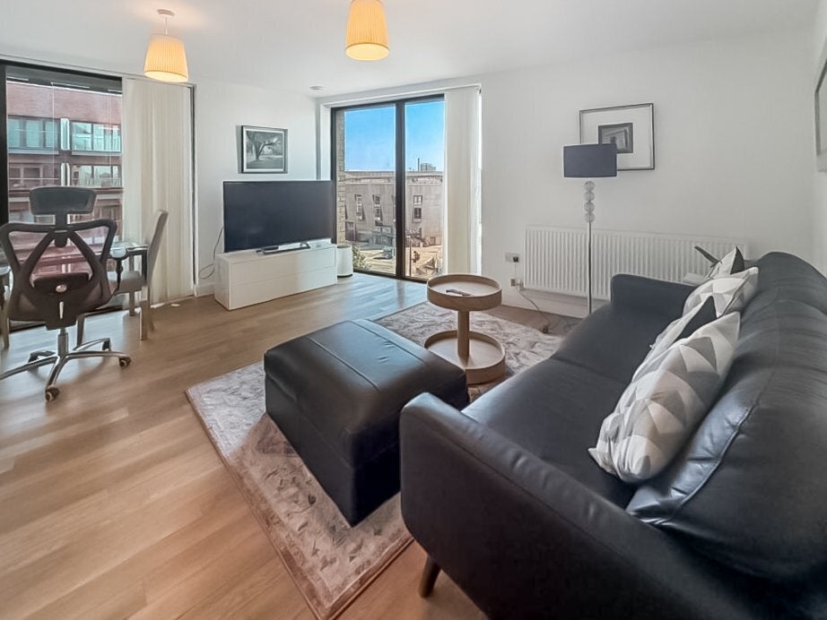 Flat Surrey Quays Road in Greater London