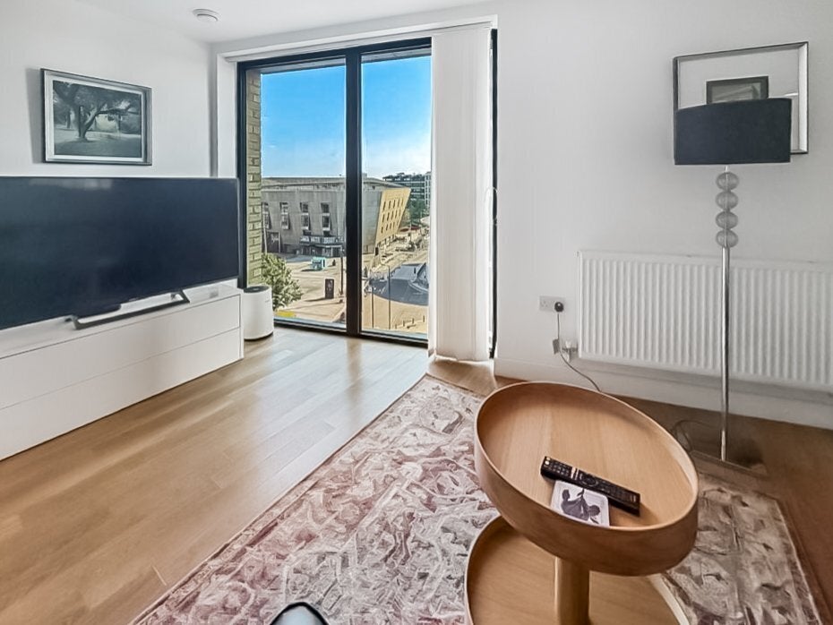 Flat Surrey Quays Road in Greater London