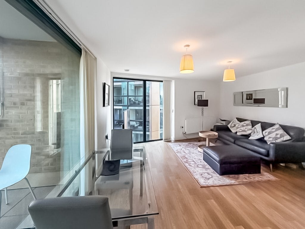 Flat Surrey Quays Road in Greater London