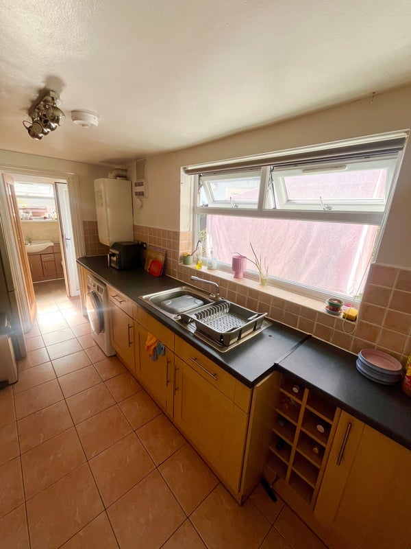 Room Glenavon Road in Greater London