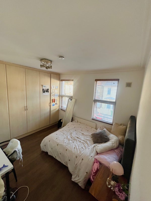 Room Glenavon Road in Greater London