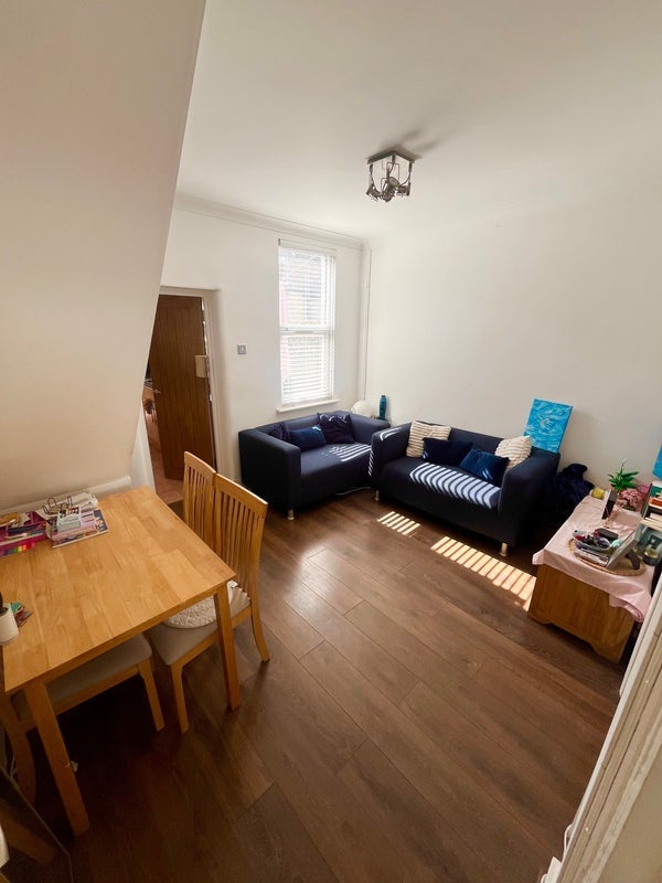 Room Glenavon Road in Greater London