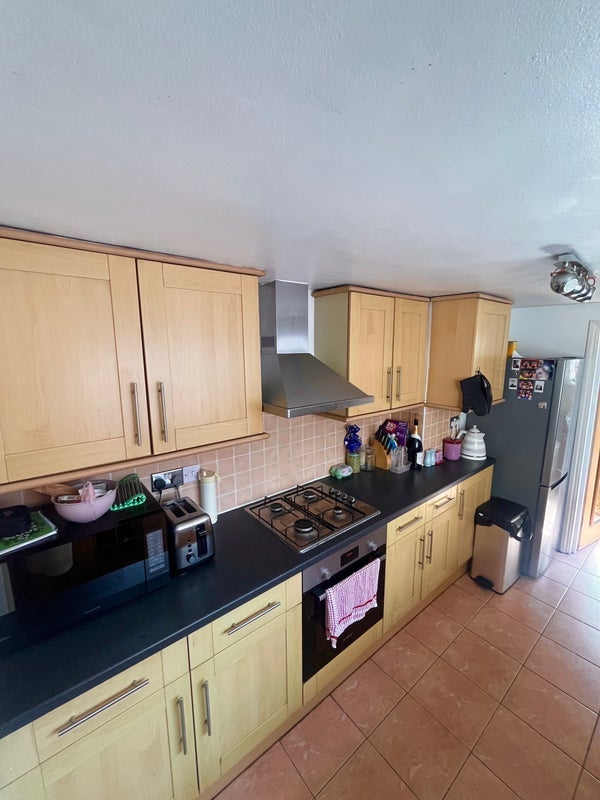 Room Glenavon Road in Greater London
