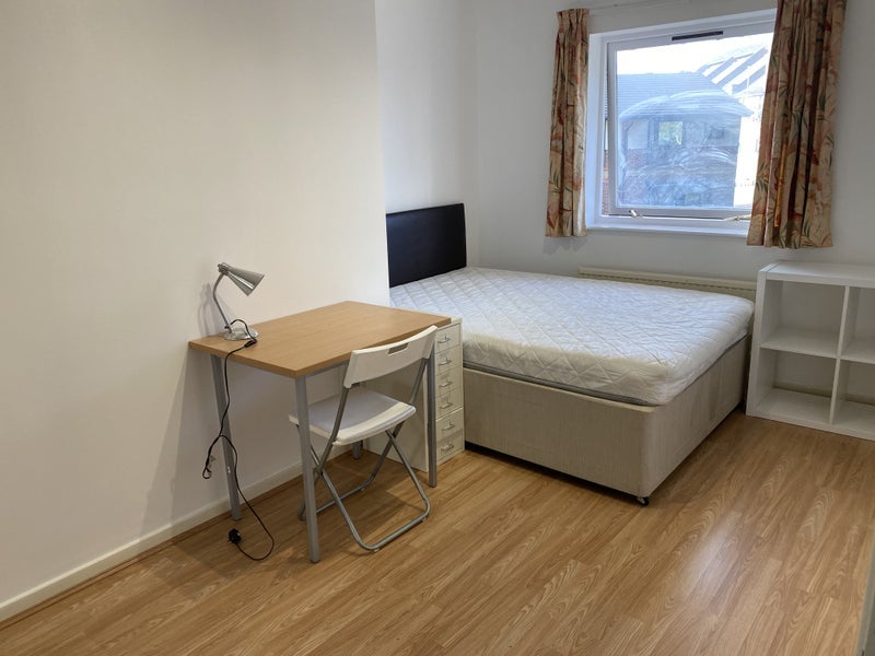 Room Barnfield Place in Greater London