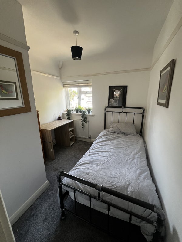 Room Manor Park Road in Greater London