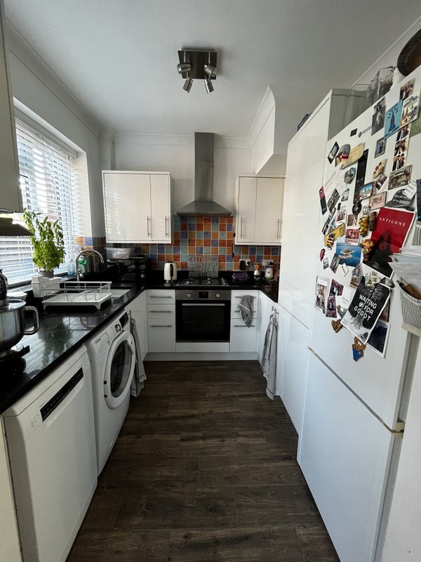 Room Manor Park Road in Greater London