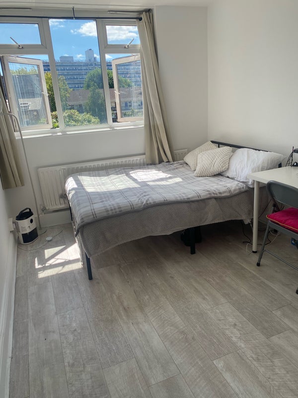 Room Hassett Road in Greater London