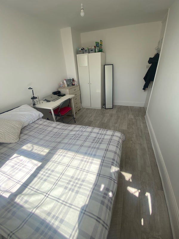 Room Hassett Road in Greater London