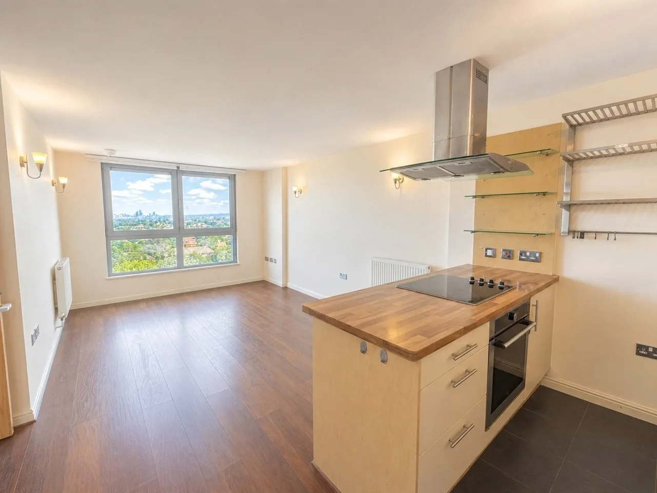 Flat Throwley Road in Greater London