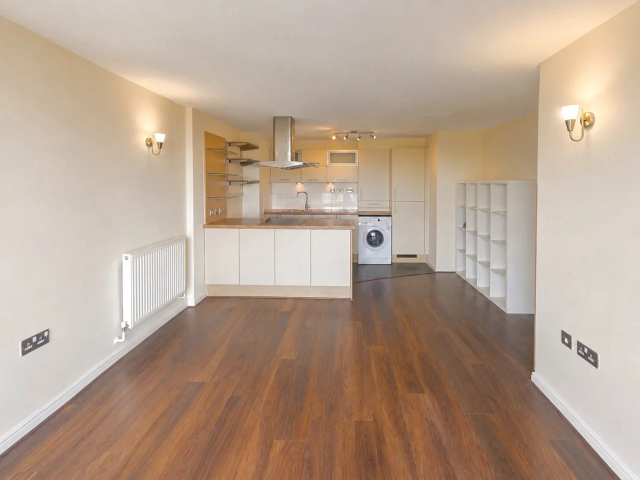 Flat Throwley Road in Greater London