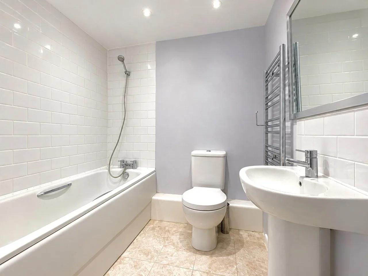 Flat Throwley Road in Greater London