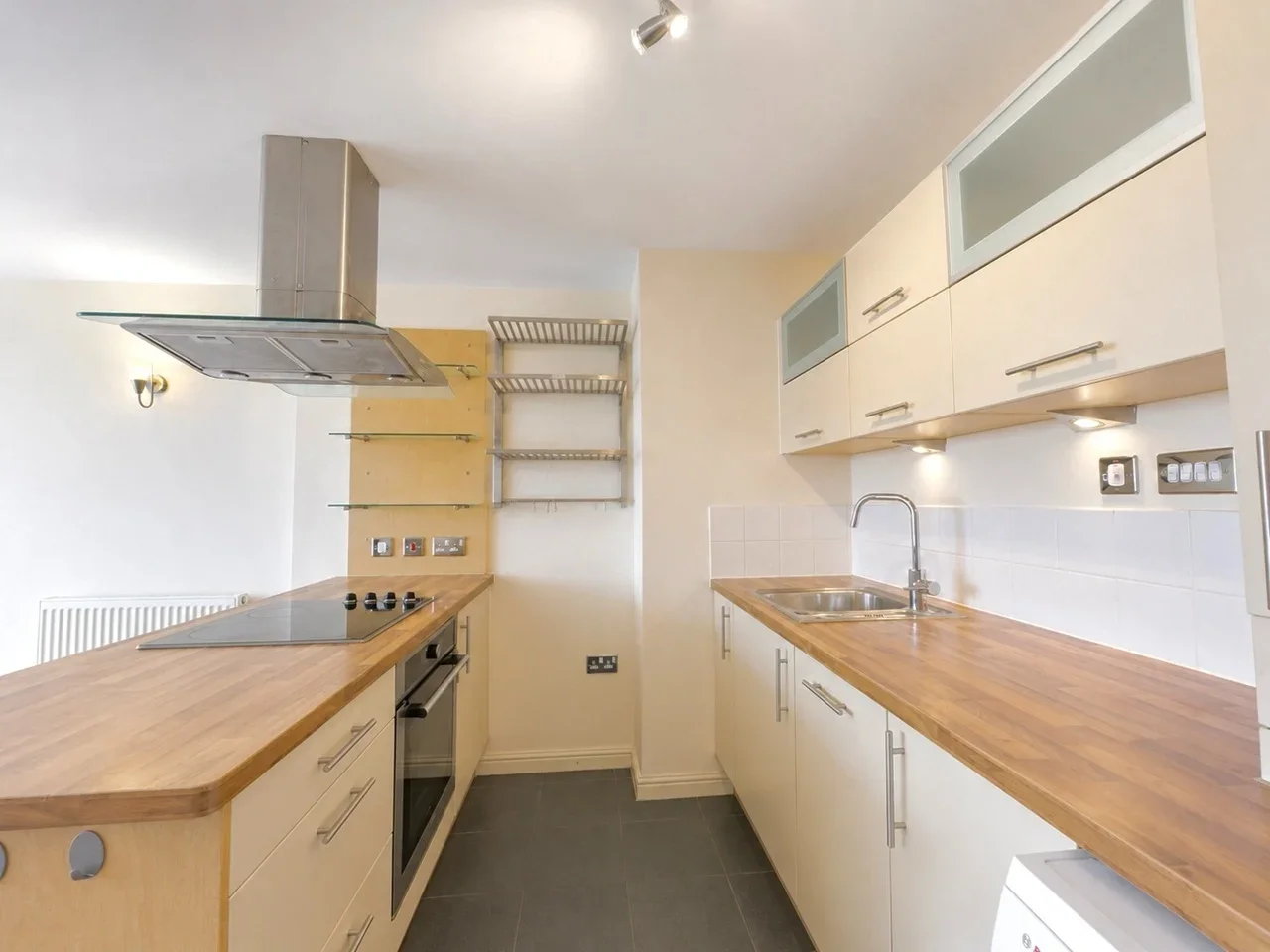 Flat Throwley Road in Greater London