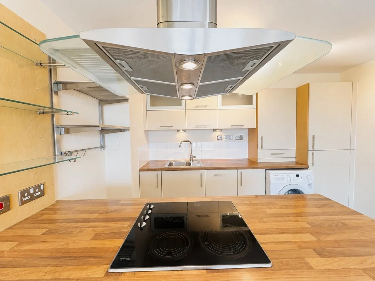 Flat Throwley Road in Greater London
