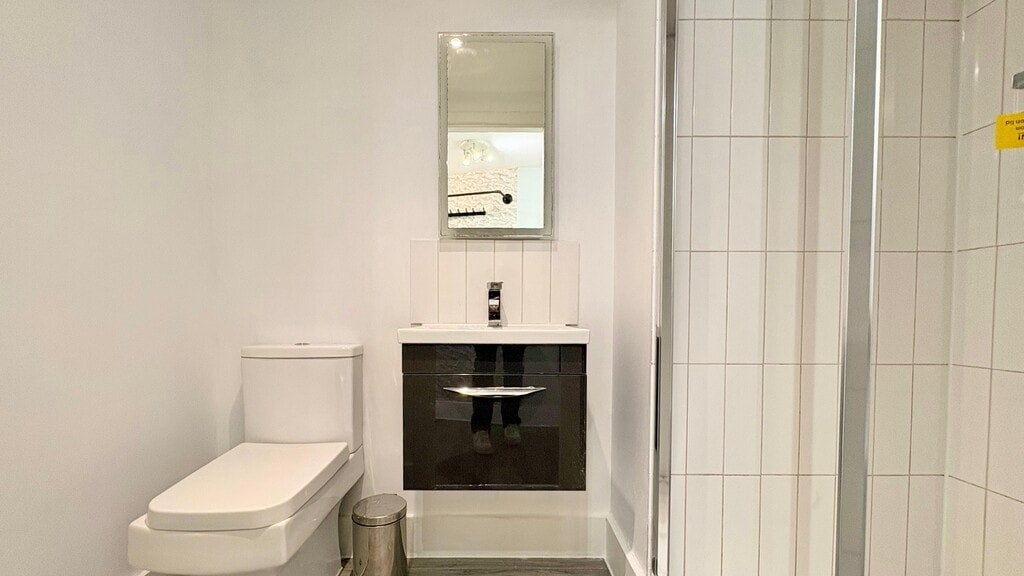 Room Gunnersbury Lane in Greater London