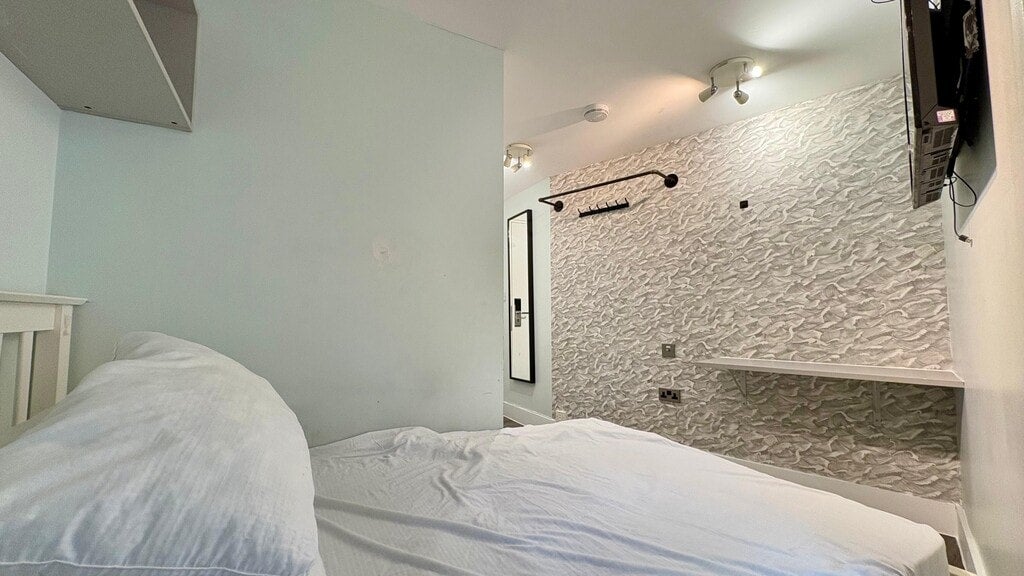 Room Gunnersbury Lane in Greater London